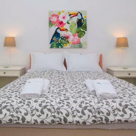 Vila Lorenia Garden Villa, Elani